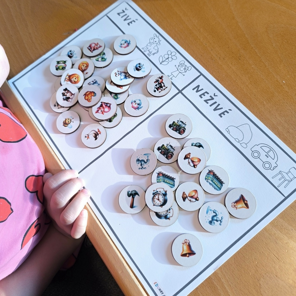 Aktivity logopedie zvuky citoslovce vhazovací box třídění živé neživé-3